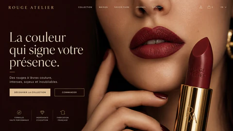 Écran de démonstration pour une marque de rouges à lèvres : « La couleur qui signe votre présence », des lèvres en gros plan et un rouge à lèvres doré.
