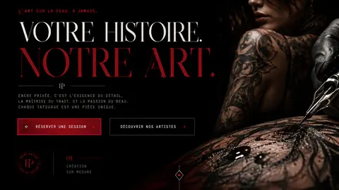 Écran de démonstration pour un studio de tatouage : « Votre histoire. Notre art », un tatouage en cours sur un bras.