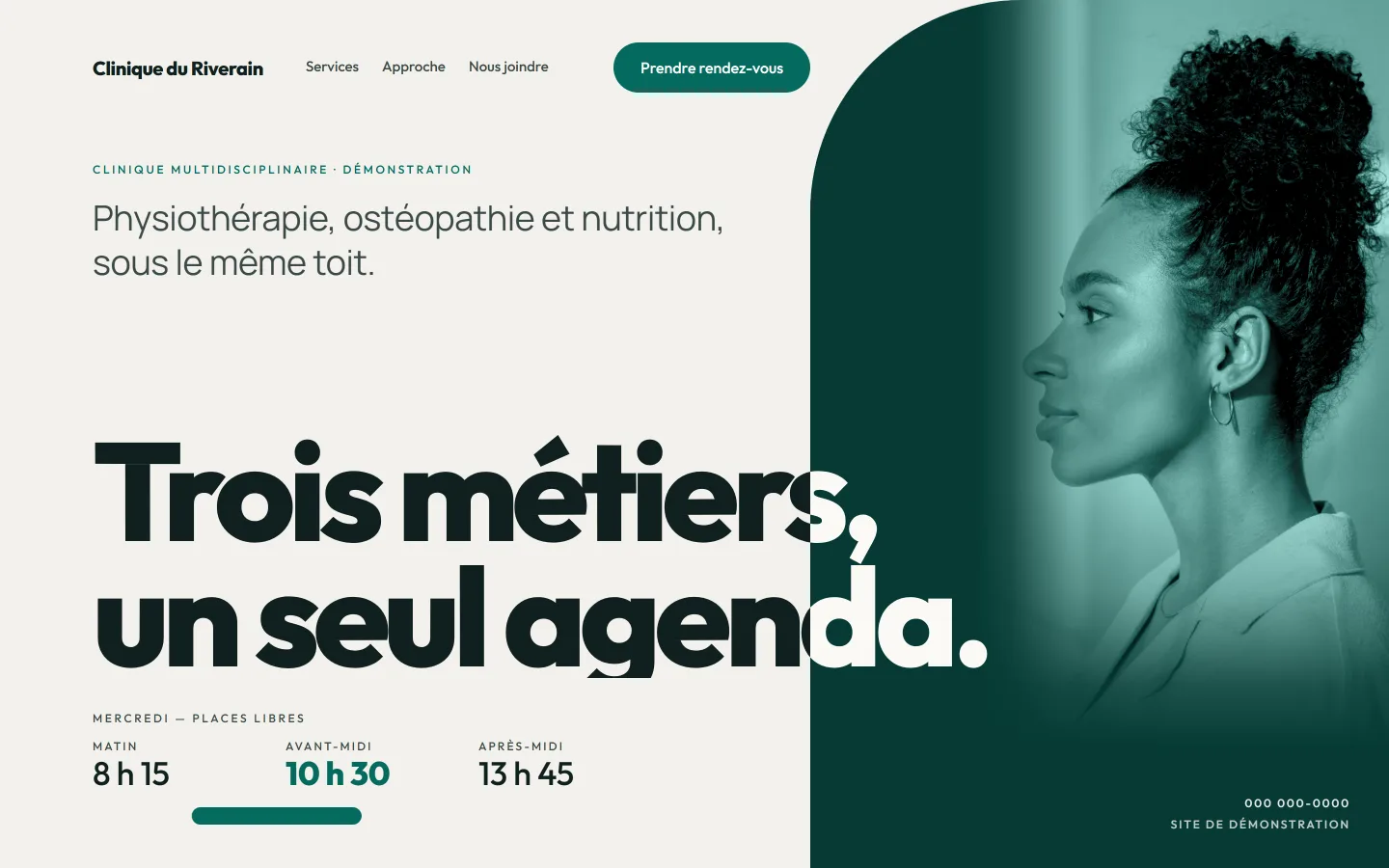 Écran d'accueil monté pour une clinique : les places libres du mercredi, huit heures quinze, dix heures trente et treize heures quarante-cinq.