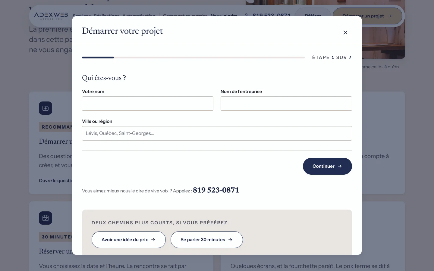 Le formulaire de demande ouvert par-dessus une page : « Qui êtes-vous ? », trois champs, une barre « étape 1 sur 7 », et le numéro de téléphone au bas.